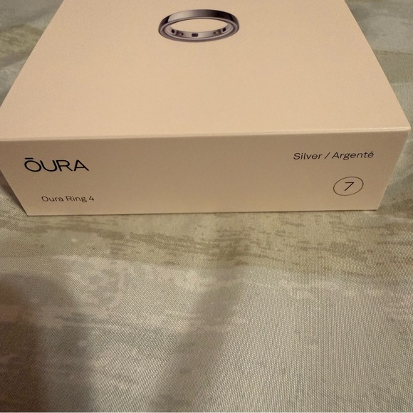 Oura Ring 4 in Elegant Silver - Picture 1 of 2